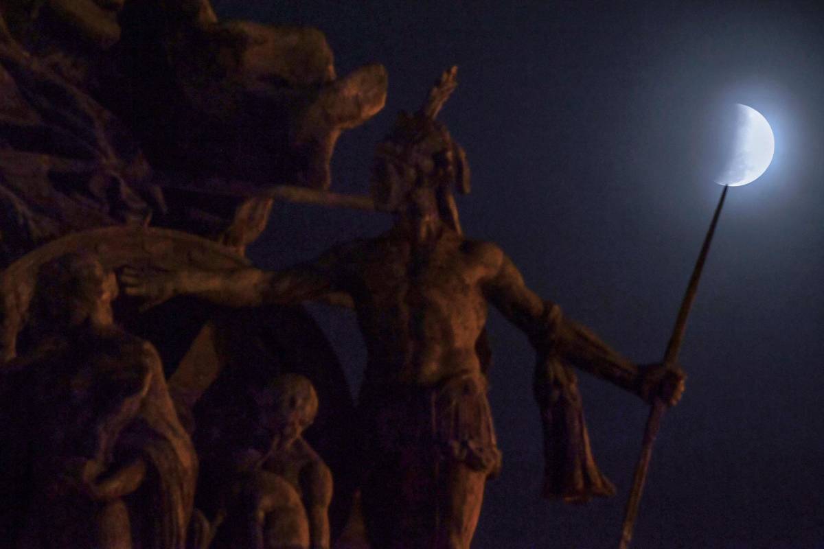 También se pudo ver desde São Paulo. Aquí la Luna está detrás del monumento a la independencia. Foto: AFP - NELSON ALMEIDA
