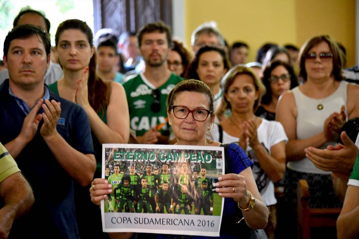 Seguidores y personas cercanas de los jugadores de Chapecoense muertos en la tragedia en Antioquia realizaron una misa por las víctimas que tuvo una participación masiva en Chapecó, Santa Katarina. FOTO AFP