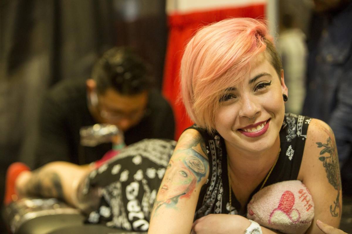 Algunos asistentes aprovecharon para tatuarse. FOTO Carlos Velásquez