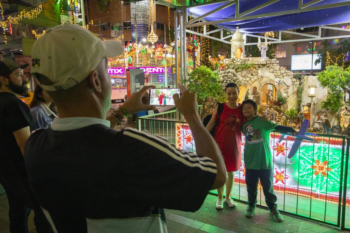 Los visitantes pueden disfrutar del pesebre y los alumbrados navideños ubicados en el parque principal. FOTOS CARLOS VELÁSQUEZ
