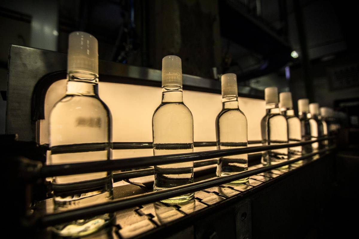 El reporte indica que, en la primera fase, se fabricaron aproximadamente 250 mil unidades de alcohol para donación. FOTO: Carlos Velásquez