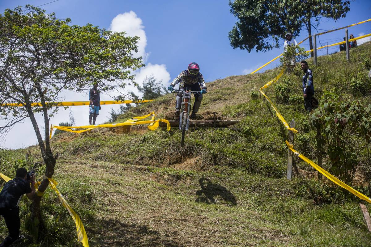 70 hombres y dos mujeres compitieron por lograr el menor tiempo posible en el descenso de la pista corta que tenía dos grandes saltos y altas velocidades. Foto: Esteban Vanegas