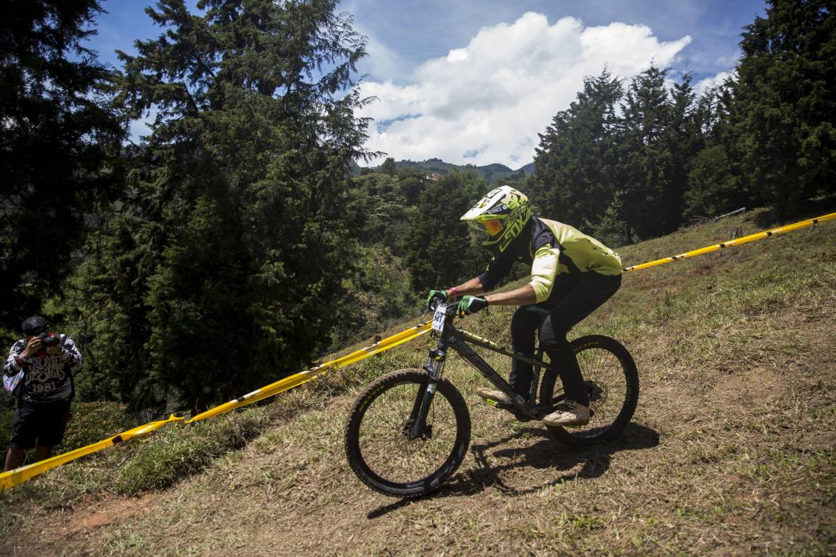 70 hombres y dos mujeres compitieron por lograr el menor tiempo posible en el descenso de la pista corta que tenía dos grandes saltos y altas velocidades. Foto: Esteban Vanegas