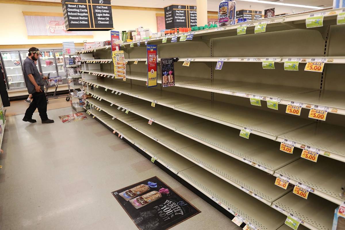 En Myrtle Beach, residentes se preparan ante la emergencia abasteciéndose de alimentos y demás recursos. FOTO AFP