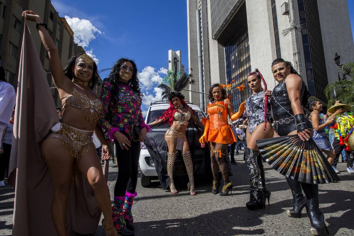 Bajo el sol de la tarde de Medellín, cientos de personas marcharon por las calles del Centro de la ciudad como parte de la reivindicación de los derechos LGTBI. FOTO JAIME PÉREZ