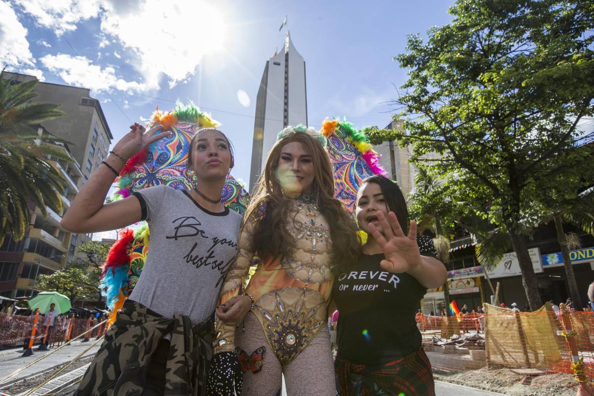 Bajo el sol de la tarde de Medellín, cientos de personas marcharon por las calles del Centro de la ciudad como parte de la reivindicación de los derechos LGTBI. FOTO JAIME PÉREZ