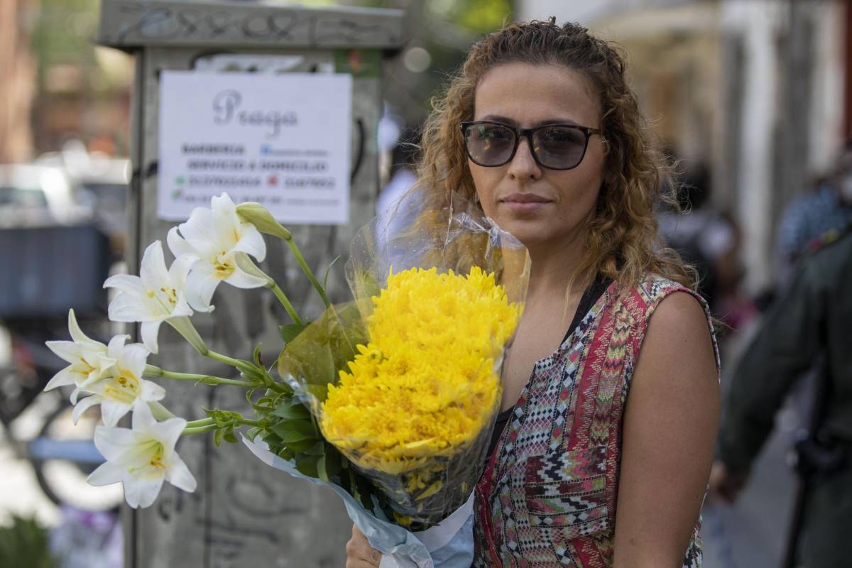 Regalar flores es una tradición que demuestra el amor por las madres y es símbolo de embellecer los sentimientos. Foto: Edwin Bustamante.