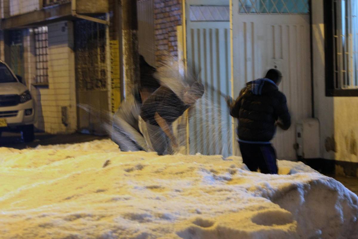 Con palas y baldes los afectados trabajaron en la remoción del hielo. FOTO COLPRENSA