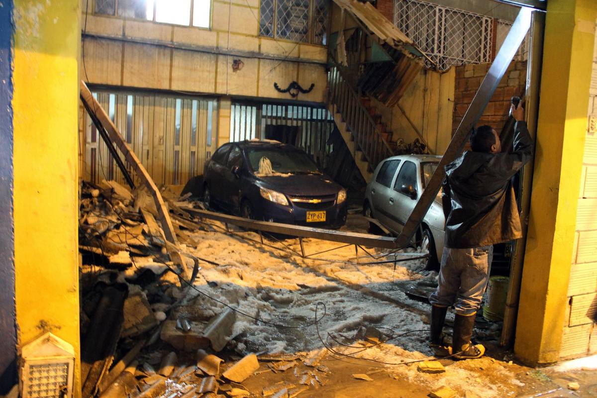 En el barrio El Dorado, en el centro- occidente de la ciudad, el techo de un parqueadero se vino abajo. FOTO COLPRENSA