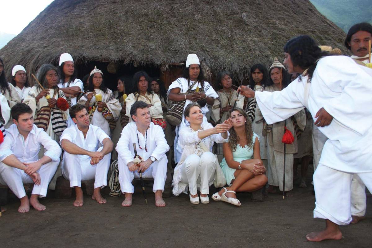 Ceremonia simbólica junto a su familia en la Sierra Nevada de Santa Marta. FOTO COLPRENSA
