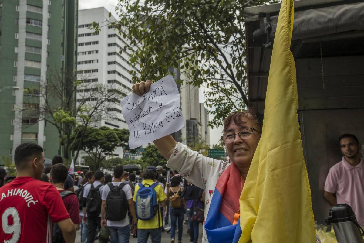 Lápices grandes de cartón, cánticos, danzas y escenas teatrales fueron algunos de los símbolos con los que se manifestaron los estudiantes universitarios en la denominada ‘Marcha de los Lápices’. Foto: Santiago Mesa