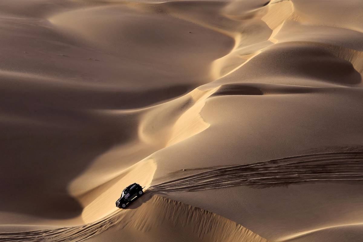 El piloto español de Mini Nani Roma y su copiloto Alexandre Haro Bravo durante la etapa en el Rally Dakar 2019. Foto: AFP
