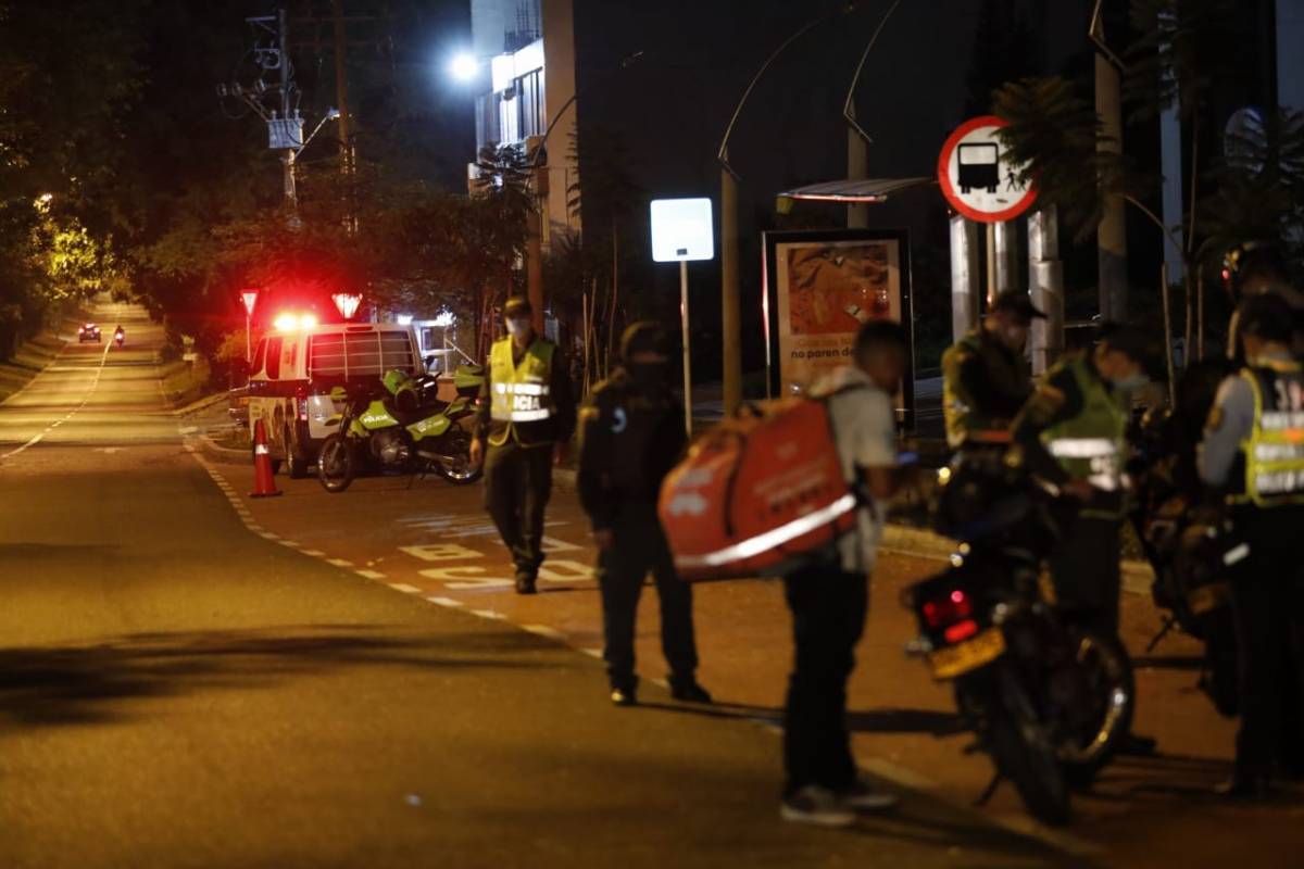 Puesto de control la noche de este jueves frente al centro comercial Arkadia. FOTO CAMILO SUÁREZ