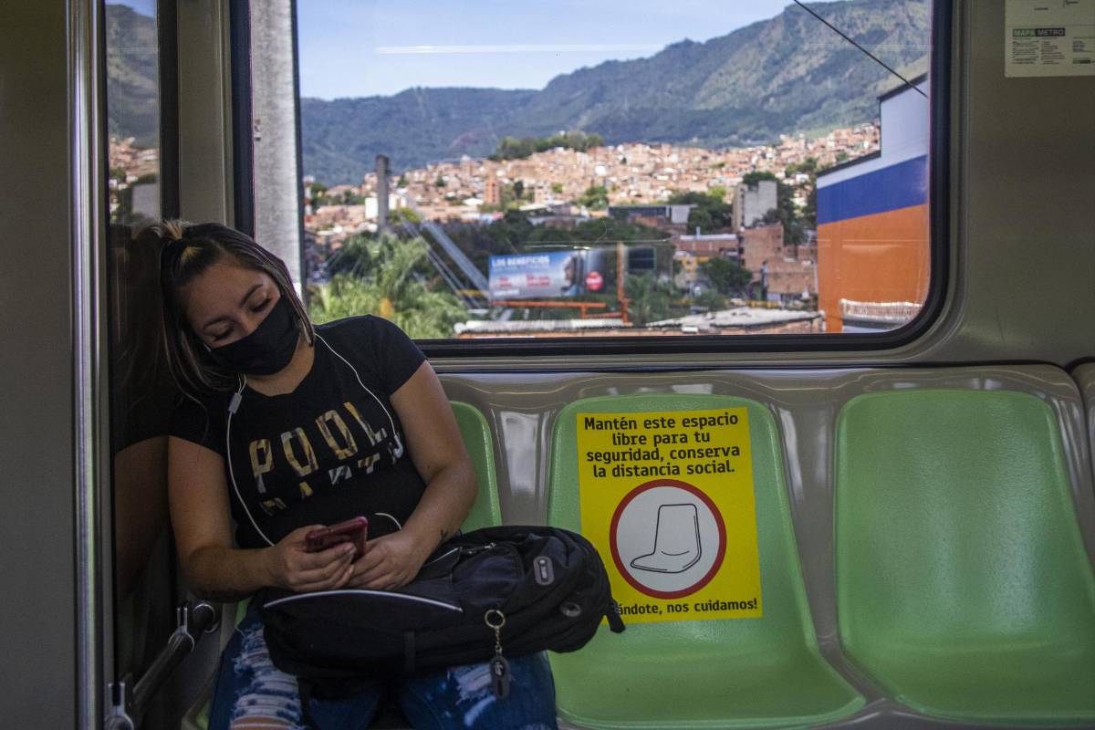 Cientos de personas se cruzan a diario en los vagones del Metro. Foto: Carlos Velásquez