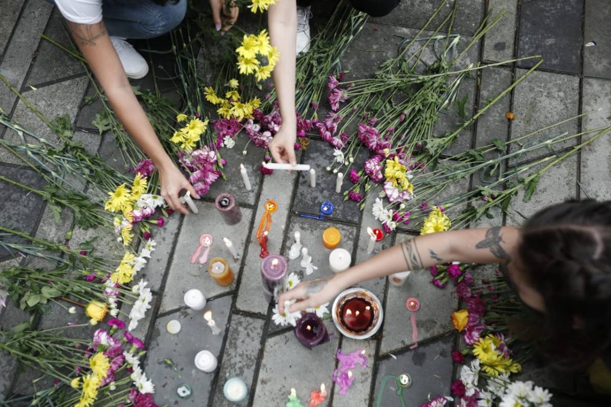 Varias personas rindieron un homenaje a la memoria de Daniela Quiñones y se manifestaron ante el caso de Luz Leidy Vanegas, quien ajusta seis meses desaparecida. FOTO CAMILO SUÁREZ