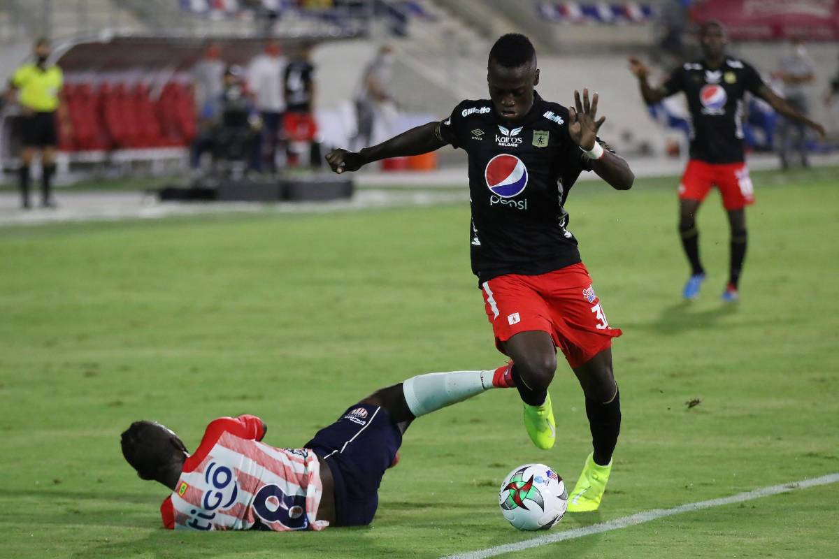 Después de 184 días sin competición, a ambos equipos se les vio, por diferentes pasajes del partido, faltos de agilidad. América de Cali dio un paso importante para consagrarse campeón de la Superliga, al vencer este martes, como visitante, 1-2 al Junior en el primer duelo de la final del certamen. Foto: Dimayor