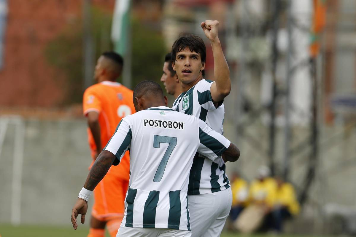 Un centro de Johnathan Copete le llegó al área a Pablo Zeballos, quien aprovechó la pasividad de los defensores para poner el 2-1 definitivo. FOTO JUAN ANTONIO SÁNCHEZ