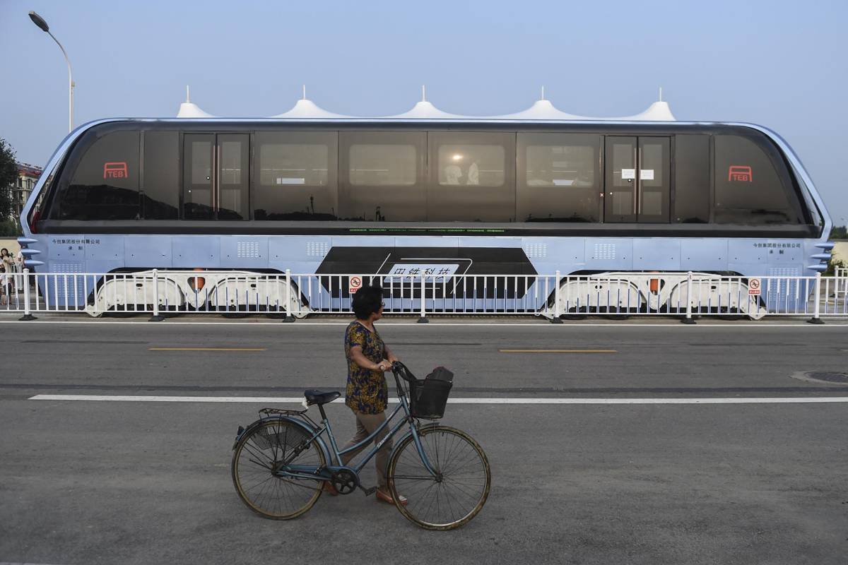 Sin embargo, durante la prueba no se pudo apreciar toda la capacidad del novedoso diseño, ya que solamente atravesó un riel de 300 metros. FOTOS Xinhua vía AP