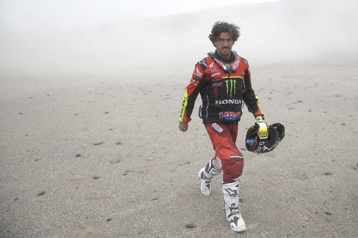 El ciclista de motos Honda Joan Barreda de España camina a la llegada de la tercera etapa del Rally Dakar después de que se estrelló durante la tercera etapa del Rally Dakar entre San Juan de Marcona y Arequipa, Perú. Foto: AFP