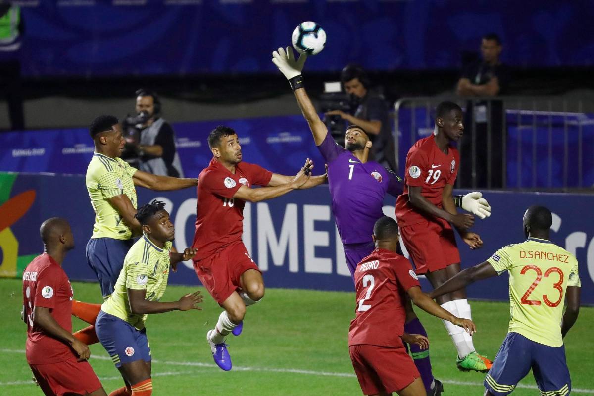 El arquero de Catar Saad Alsheeb rechaza un balón durante el partido Colombia-Catar. FOTO EFE