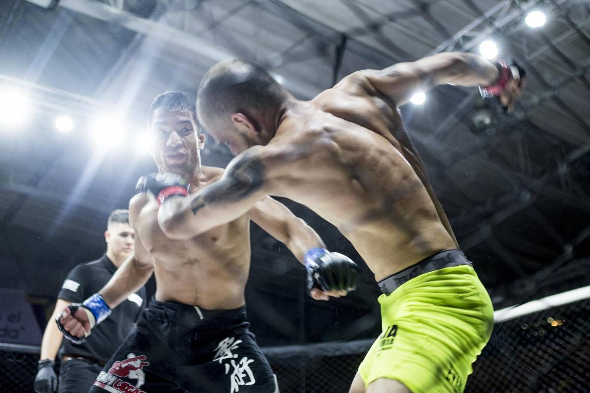 La práctica de las artes marciales mixtas forma la musculatura corporal. Foto: Santiago Mesa.