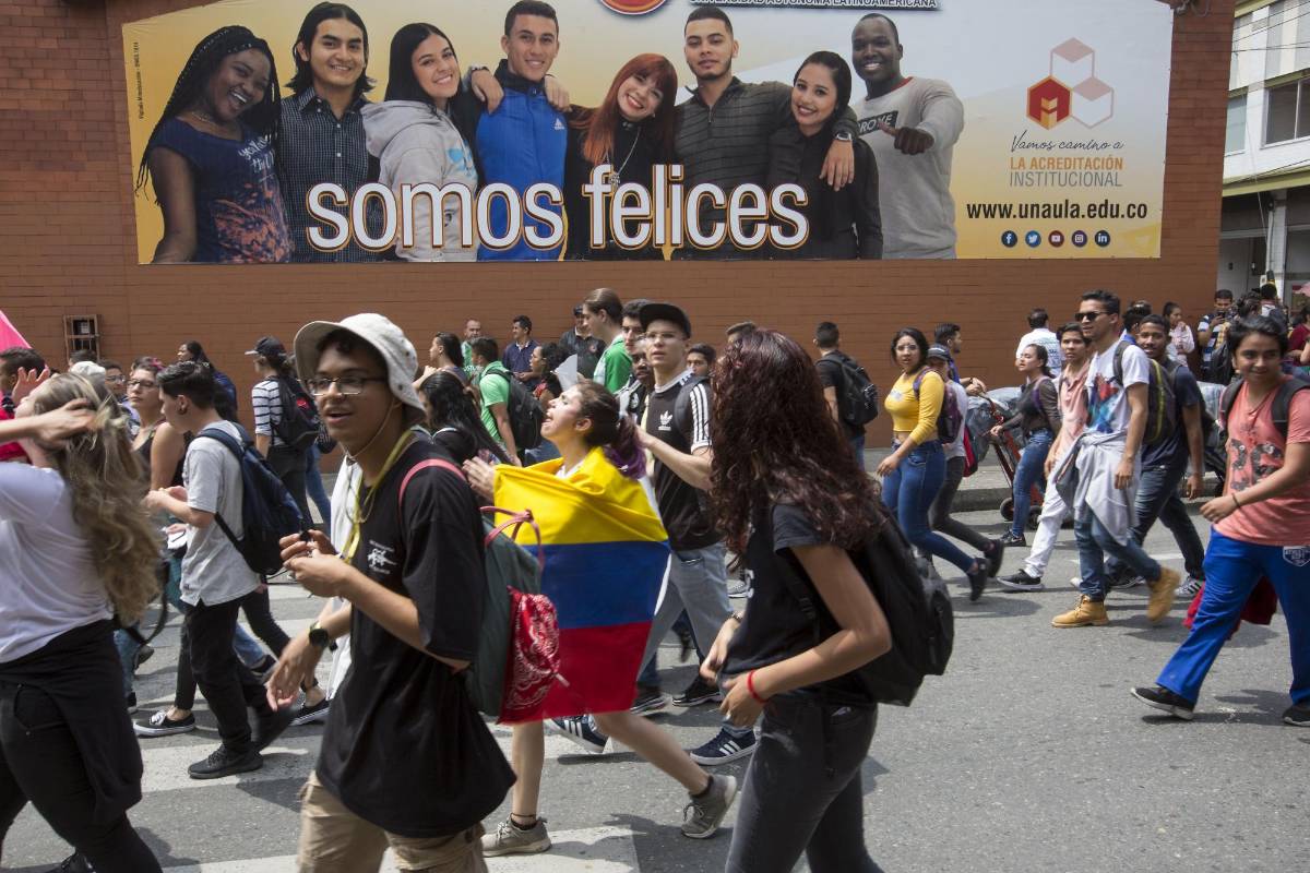 También participaron en el recorrido estudiantes de universidades privadas de Medellín. FOTO EDWIN BUSTAMANTE