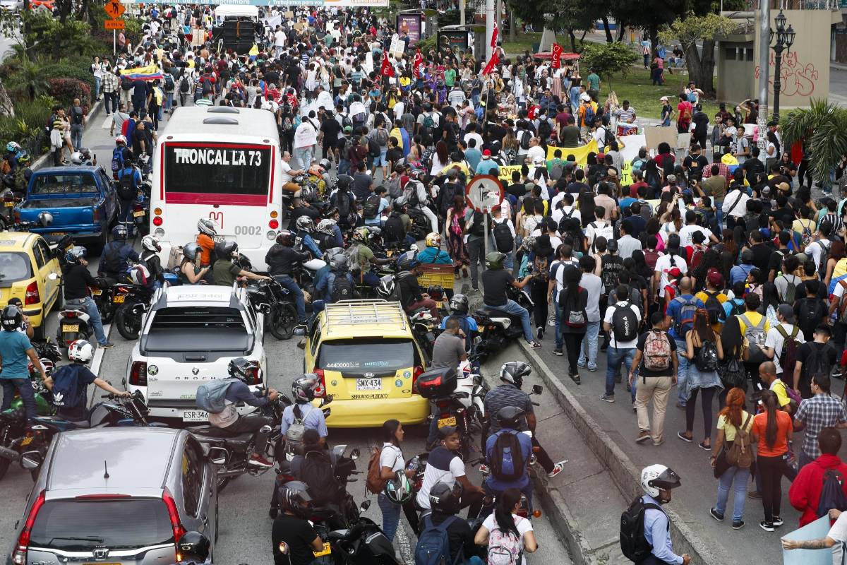 Cánticos en rechazo al gobierno Nacional y al accionar del Esmad se entonaron en los marchantes en el recorrido por el centro de Medellín. Foto: Manuel Saldarriaga Quintero
