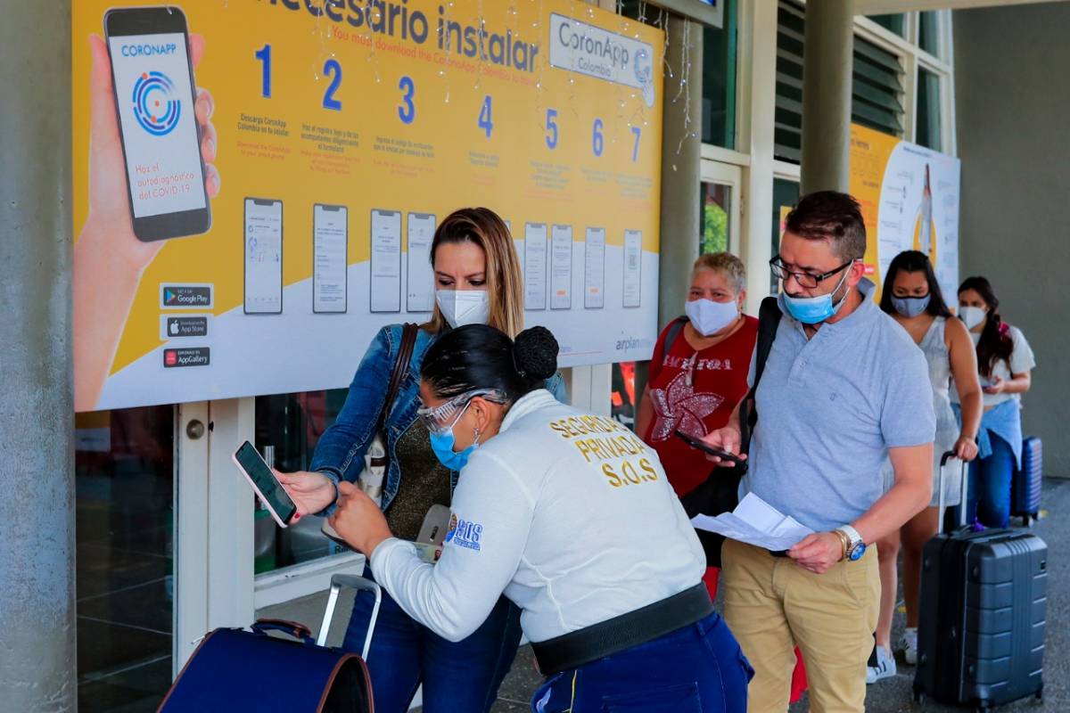La gerencia del aeropuerto de Medellín implementaron medidas más estrictas por el aumento de viajeros para fin de año e inicio de 2021. FOTO JAIME PÉREZ