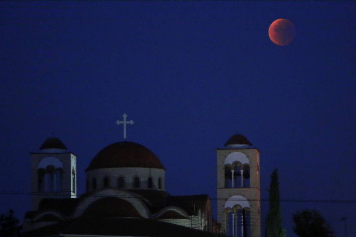 Así se vio la Luna roja en Chipre. FOto AP /Petros Karadjias