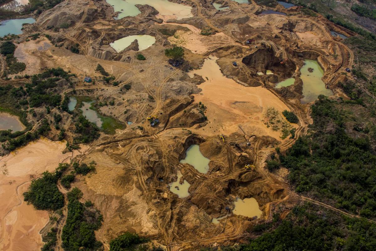 45 mil personas trabajan en estas explotaciones antioqueñas ubicadas en Caucasia, El Bagre, Tarazá y Cáceres, donde además hay 86 quemadores de oro y mercurio. Cinco empresas tienen título minero, pero el 80 % de las minas no están en procesos de formalización. Foto: Donaldo Zuluaga Velilla