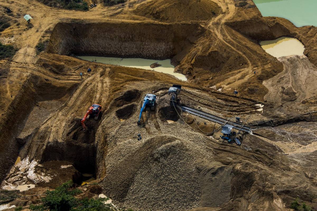 45 mil personas trabajan en estas explotaciones antioqueñas ubicadas en Caucasia, El Bagre, Tarazá y Cáceres, donde además hay 86 quemadores de oro y mercurio. Cinco empresas tienen título minero, pero el 80 % de las minas no están en procesos de formalización. Foto: Donaldo Zuluaga Velilla