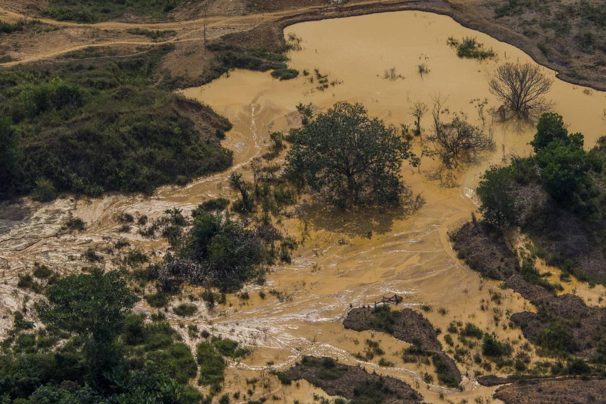 45 mil personas trabajan en estas explotaciones antioqueñas ubicadas en Caucasia, El Bagre, Tarazá y Cáceres, donde además hay 86 quemadores de oro y mercurio. Cinco empresas tienen título minero, pero el 80 % de las minas no están en procesos de formalización. Foto: Donaldo Zuluaga Velilla