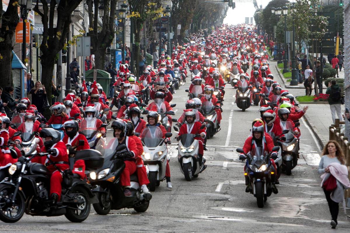 Miles de motociclistas desfilan por la calles de Vigo para reivindicar el Papá Noel y sus tradiciones. Foto. EFE