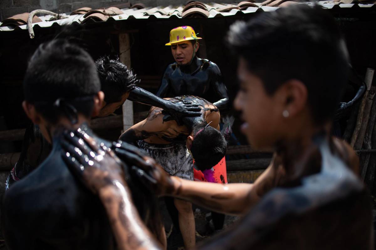 Los Jóvenes residentes de esta comunidad de Puebla, México, pintan sus cuerpos para desfilar y bailar en el carnaval tradicional de la ciudad. FOTO: AFP