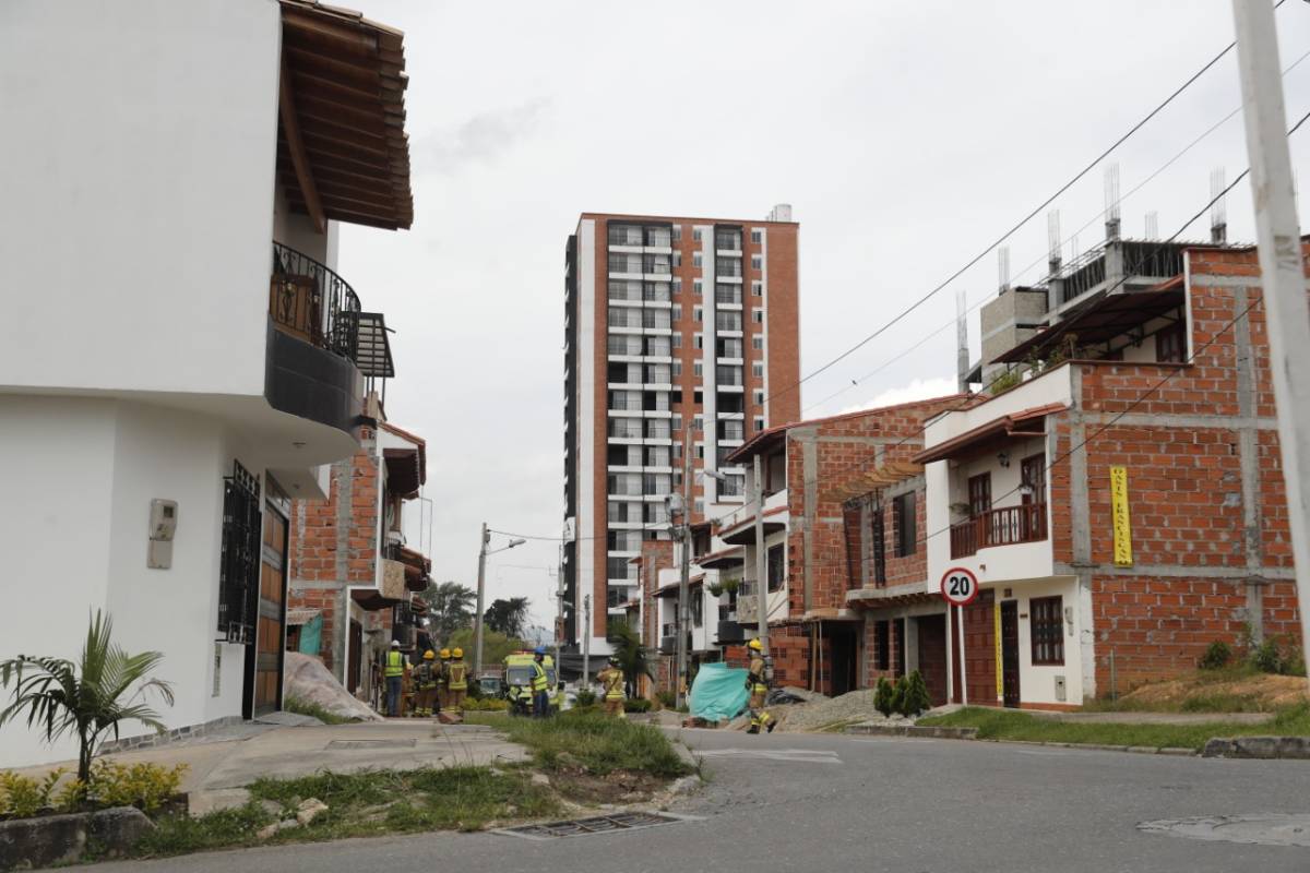 El edificio Altos del Lago cayó a las 10:10 a.m. en Rionegro. FOTO ESTEBAN VANEGAS