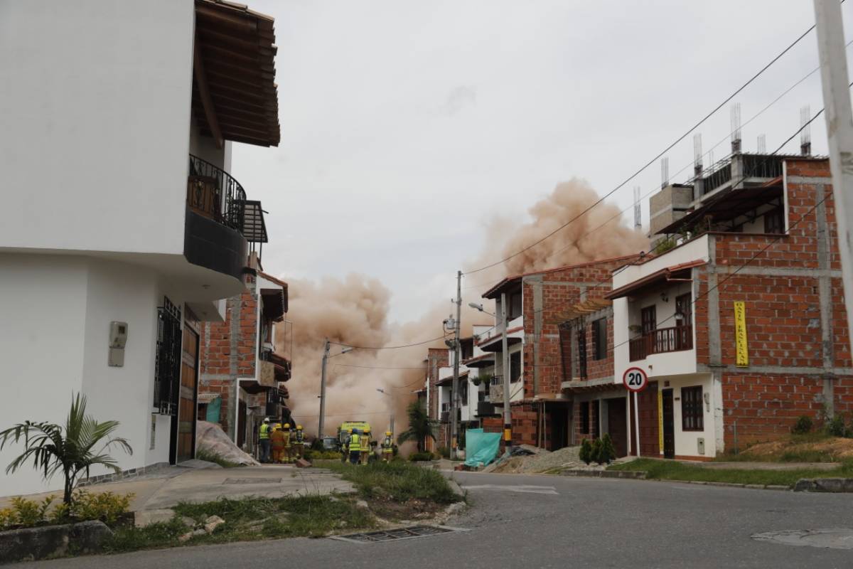 El edificio Altos del Lago cayó a las 10:10 a.m. en Rionegro. FOTO ESTEBAN VANEGAS