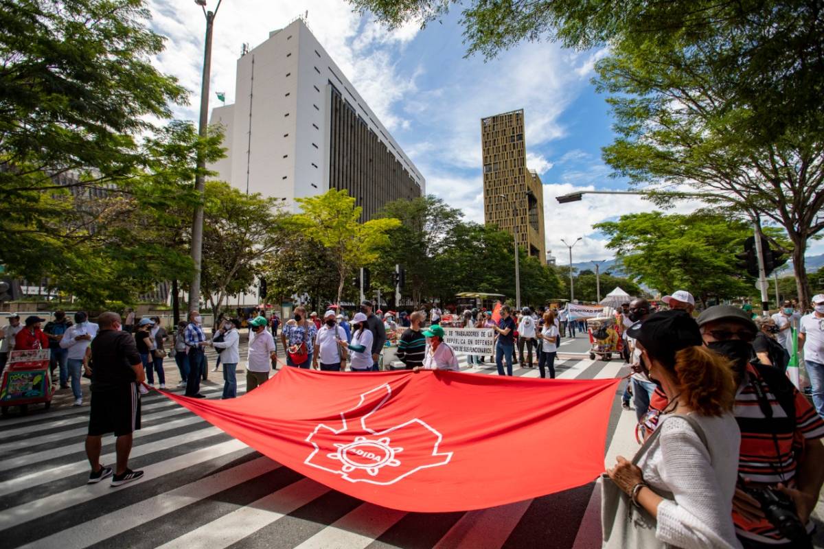 Las centrales obreras marcharon este jueves en Medellín en apoyo al paro Nacional, para reclamar al Gobierno el cumplimiento del pliego de peticiones formulado por el Comité Nacional de Paro. Foto: Edwin Bustamante.