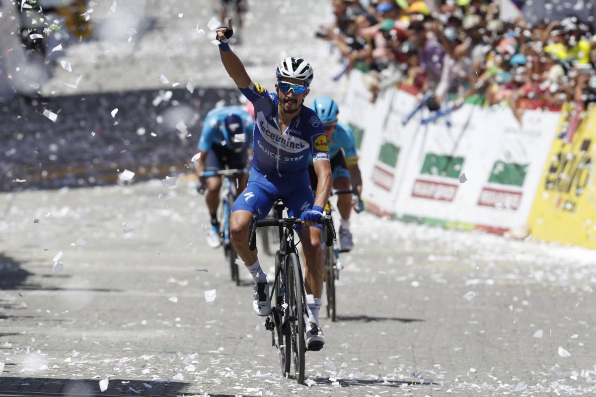 El francés Julián Alaphilippe, del Deceuninck-Quick-Step, ganó la etapa por delante de Daniel Martínez (EF-Education) e Iván Ramiro Sosa (Sky). FOTO MANUEL SALDARRIAGA 