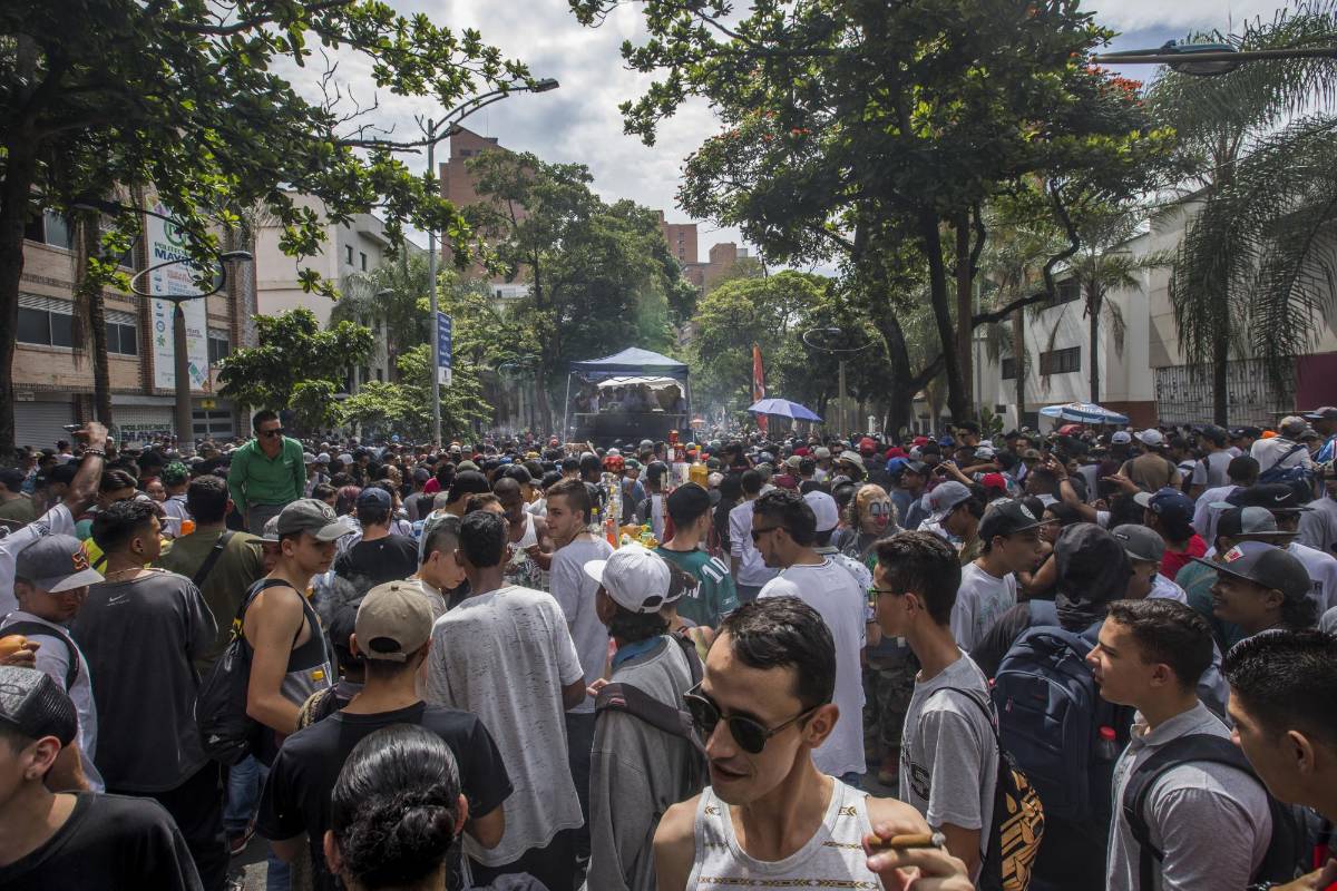 A pesar de que solo a esta hora inició la marcha, los interesados en asistir estaban convocados desde las 10:30 de la mañana. Foto: Santiago Mesa