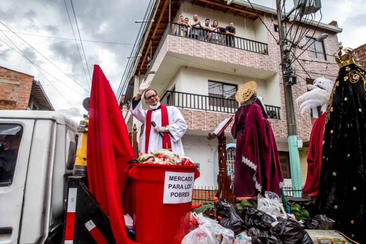 En este municipio del sur, el viacrucis lo lideró el padre Pedro Pablo Agudelo de la parroquia del barrio San Pio. Al mismo tiempo que se hacían las oraciones se recogían donaciones en alimentos y dinero para los más pobres. Foto: Juan Antonio Sánchez. 