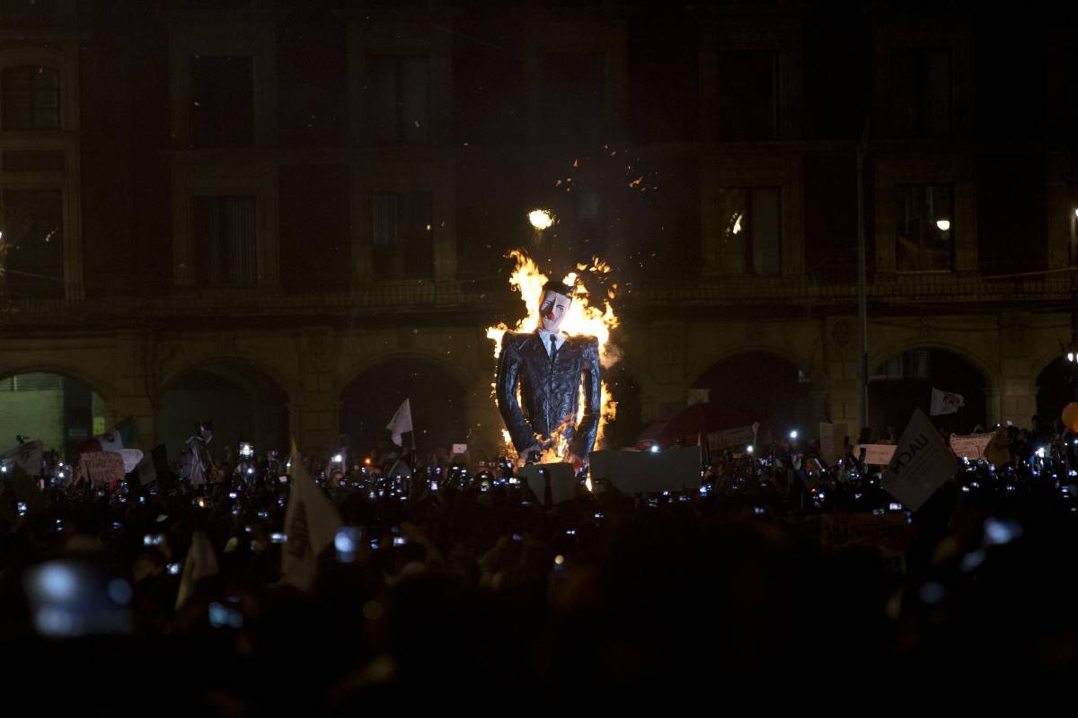 En pancartas, banderas y gritos se repetía una y otra vez: “íFuera Peña!”. En otras ciudades de México y en el extranjero también hubo manifestaciones. FOTO AP