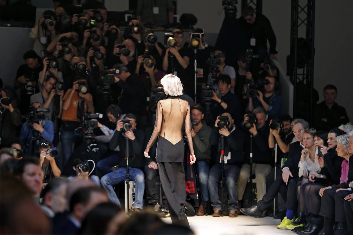 Creación del diseñador suizo Albert Kriemler para la casa de moda Akris. FOTO Reuters