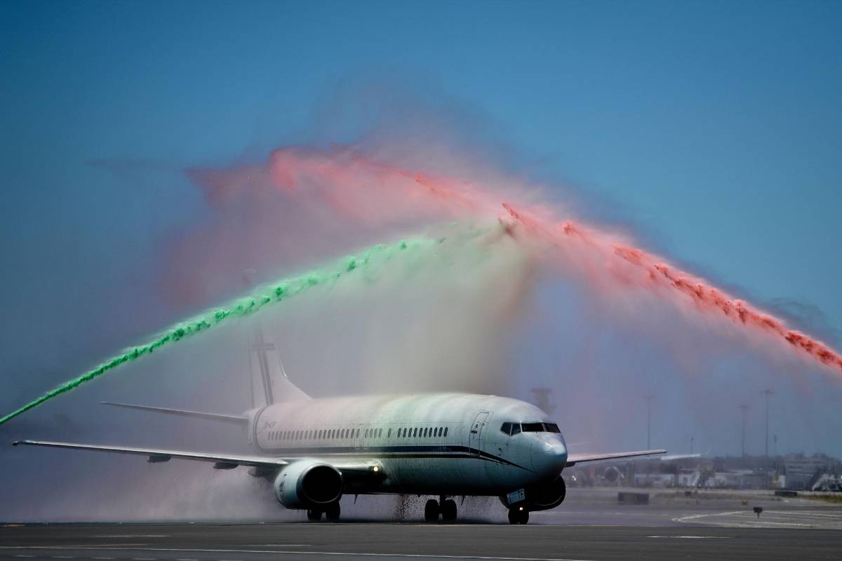 El avión, bautizado ‘Eusebio’ en honor al mítico futbolista portugués fallecido en 2014 y con el mensaje ‘Juntos volamos lejos’ pintado en el lateral, aterrizó en Lisboa y fue bañado con espuma roja y verde. FOTO AFP