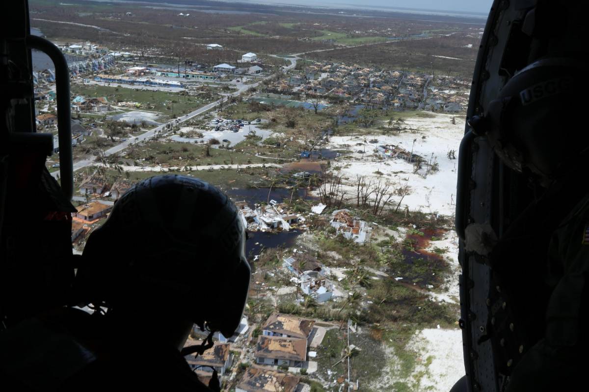 Imágenes aéreas muestran daños catastróficos, con centenares de viviendas sin techo, autos volcados, enormes inundaciones y escombros por todos lados. FOTO EFE