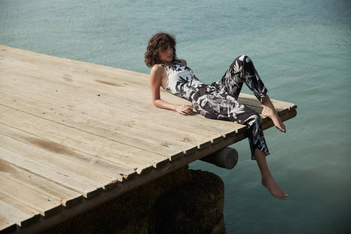 La diseñadora propone cinco grupos de estampados con orquídeas, helechos o heliconias en las prendas de su colección este año en Colombiamoda virtual. Foto: Colprensa