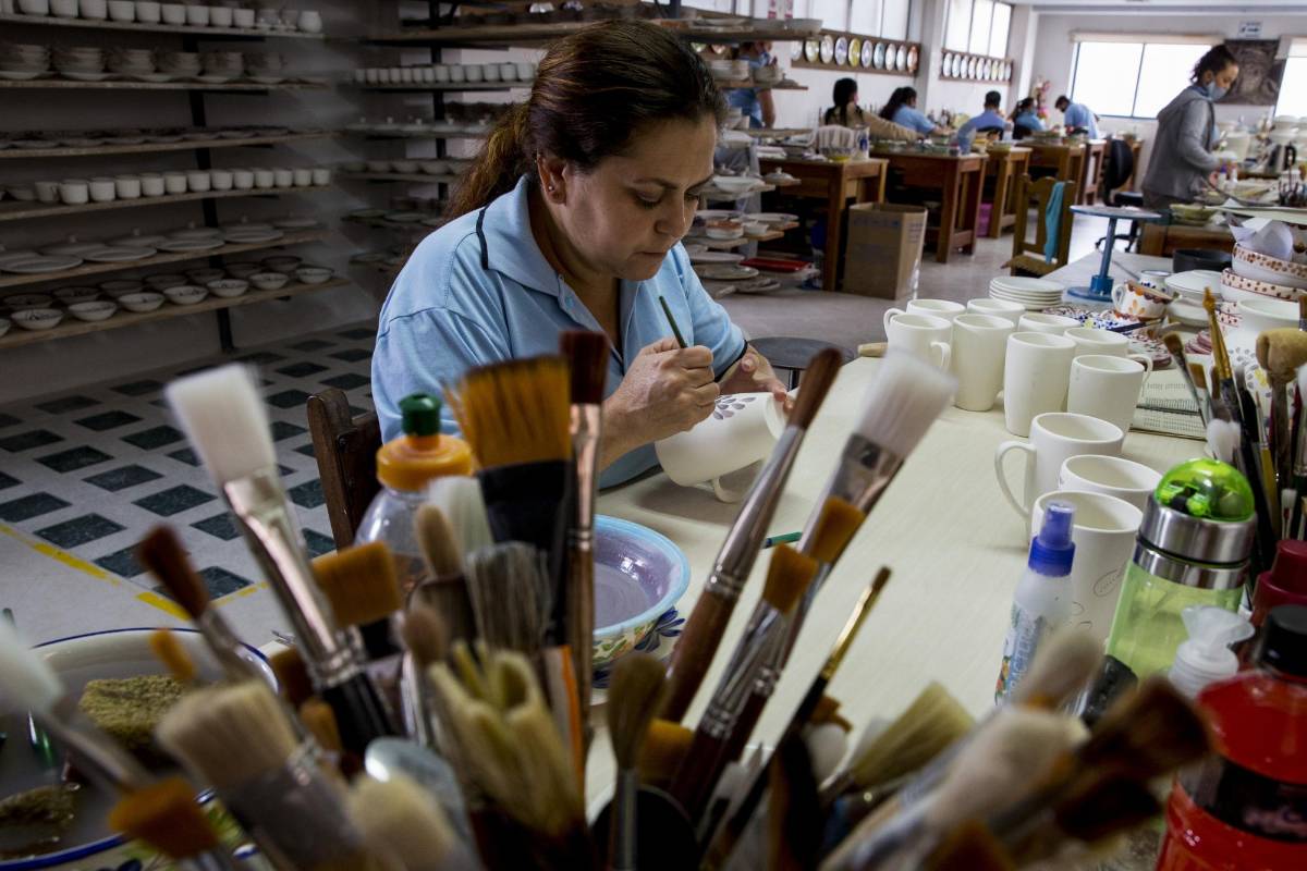 Las mujeres vieron la oportunidad y se sumaron como pintoras y artesanas, y así lograron gran parte de su independencia social. FOTO JULIO CÉSAR HERRERA