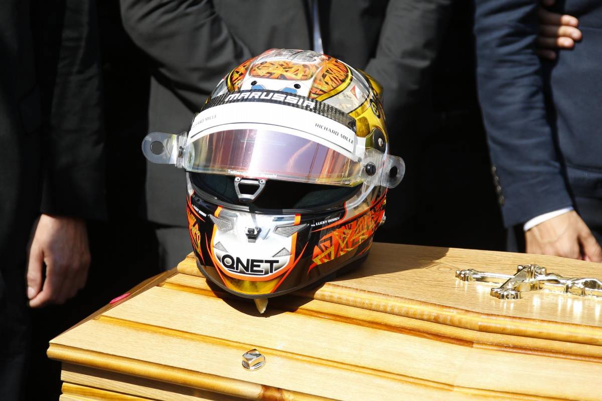 Bianchi es el primer piloto que muere debido a heridas sufridas durante un Gran Premio de la Fórmula Uno desde mayo de 1994 cuando el brasileño Ayrton Senna falleció en el circuito de Imola, en San Marino. Su casco fue colocado sobre el ataúd. FOTO AFP