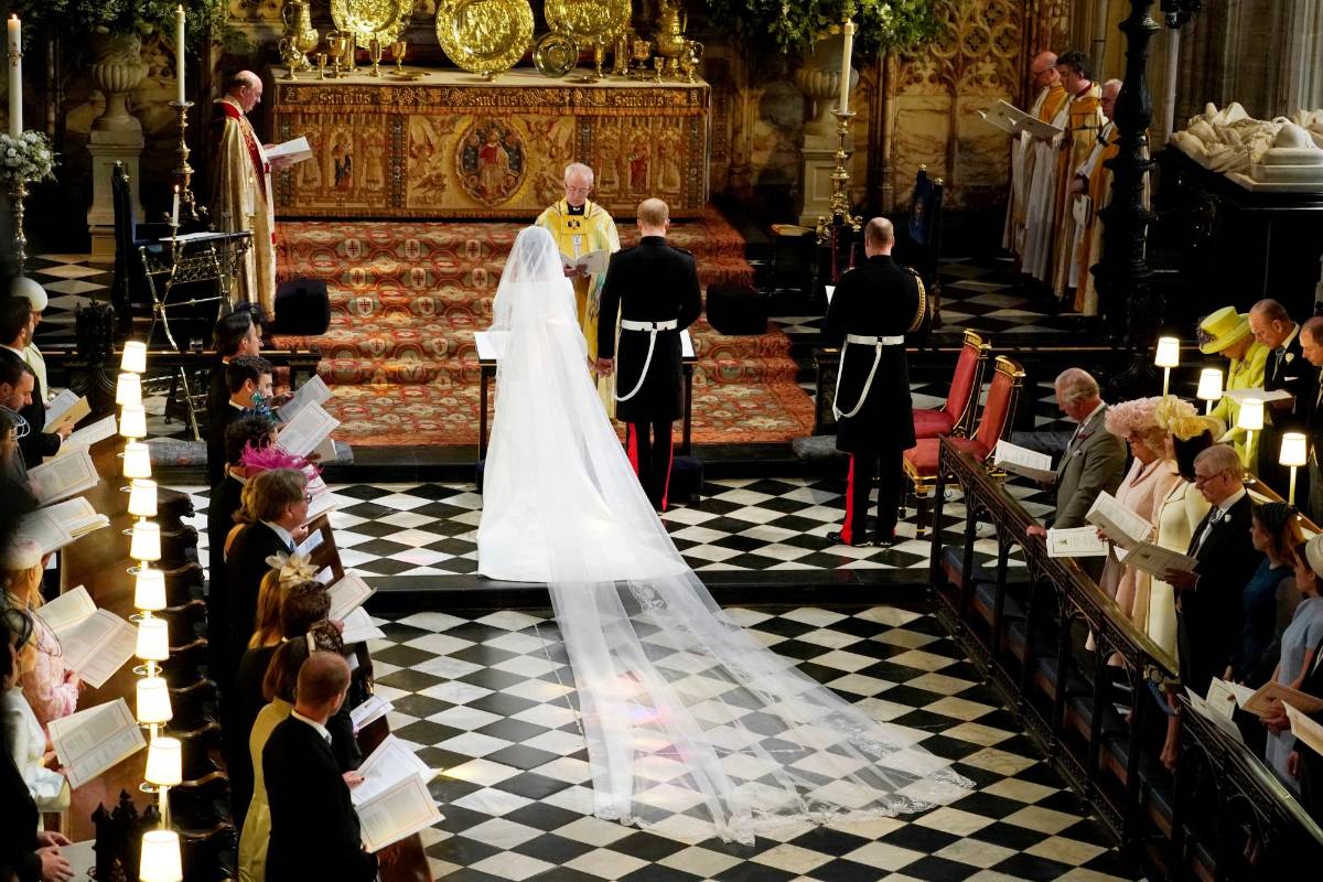 El príncipe Enrique y Meghan Markle, ahora duques de Sussex, se subieron a un coche de caballos con el que recorrieron las principales calles de la localidad de Windsor (Gran Bretaña), en cuya capilla de San Jorge tuvo lugar el sonado matrimonio. FOTO REUTERS
