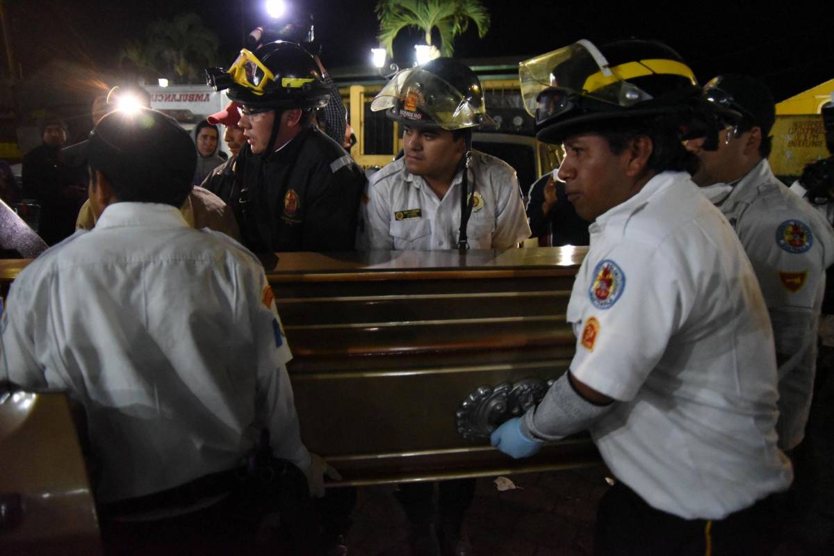 Las clases están suspendidas y en las labores de búsqueda y rescate participan brigadas del Ejército. FOTO AFP