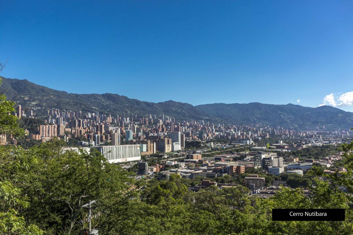 El Cerro Nutibara es uno de los más visitados por turista que quieren divisar a Medellín. Foto Camilo Suárez